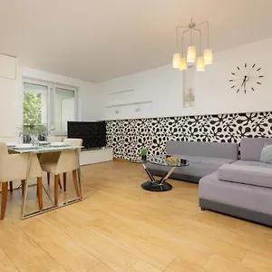 Metro Targowek Spacious With Parking By Renters Apartament